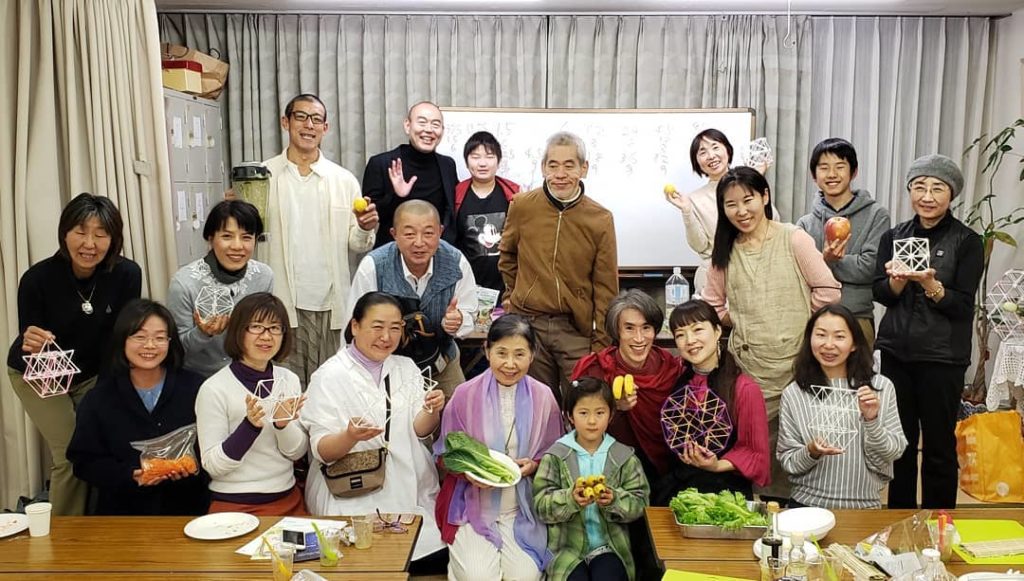 秋山義胤先生による神聖幾何学綿棒ワーク&桃子さんによるローフード新年会2020